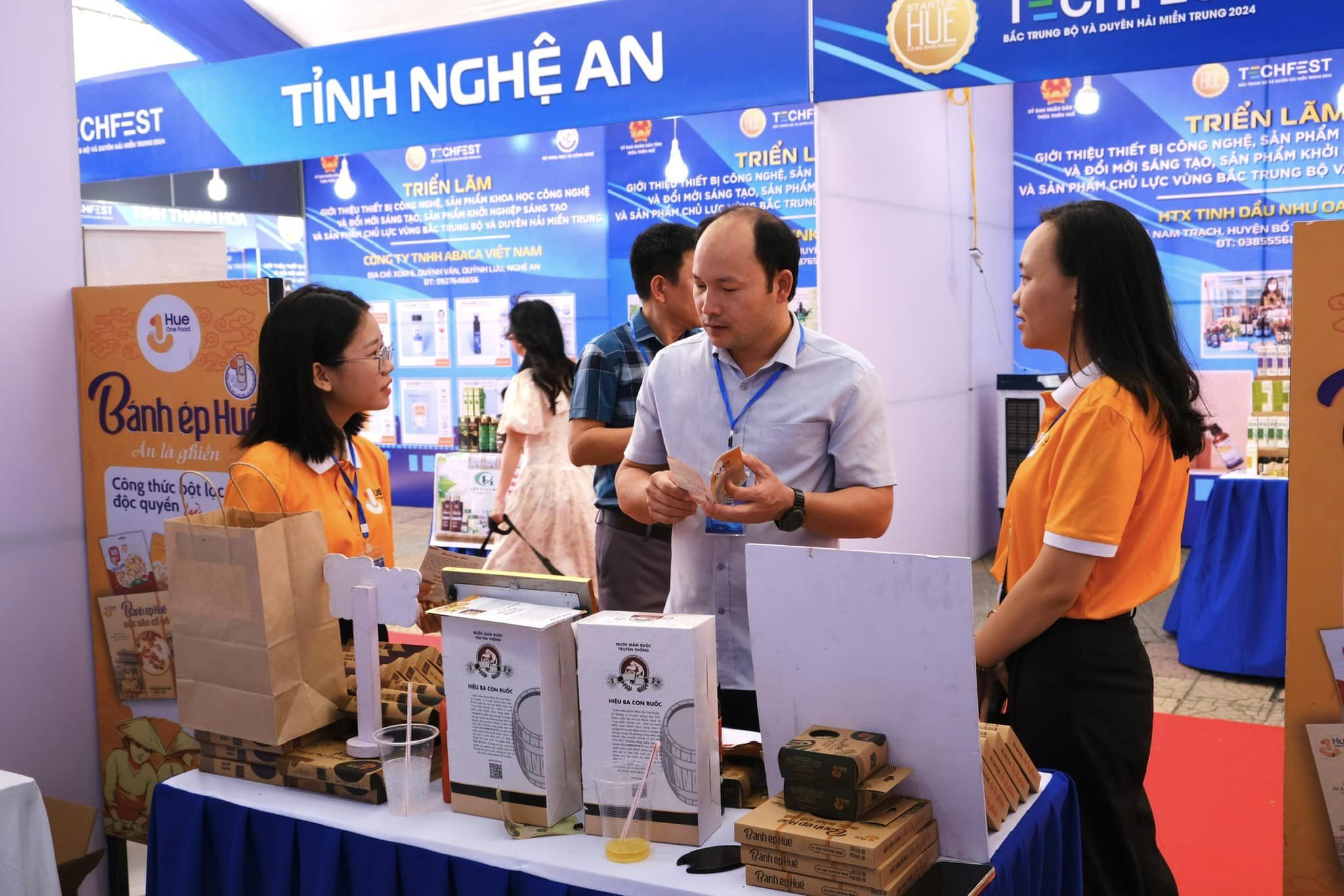 Khách hàng tại gian hàng Bánh Ép Huế 